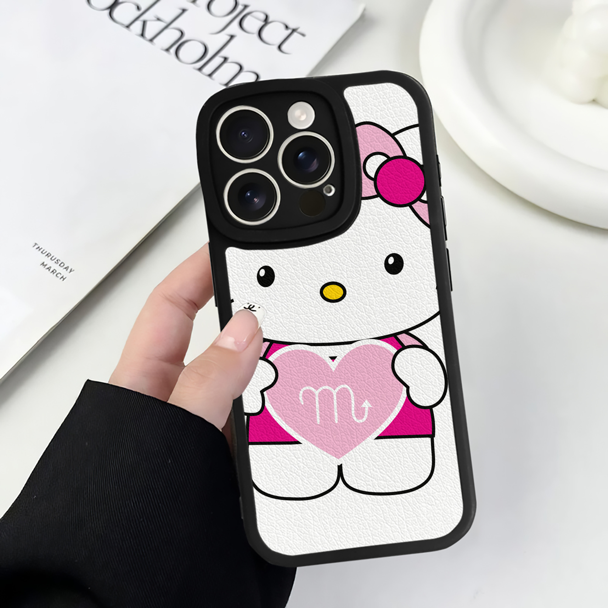 （画像用） Hello Kitty ハローキティ 【iPhone 16シリーズ対応】シリコンスマホケース（レザー調） 材質：シリコン